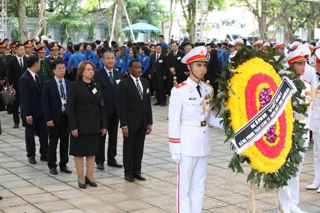 Delegación MIU asiste al acto homenaje al secretario general del PCV en Hanói