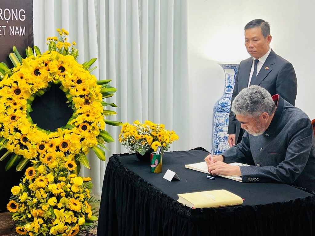 Secretario General del MIU firma libro de condolencias en Embajada de Vietnam en Caracas