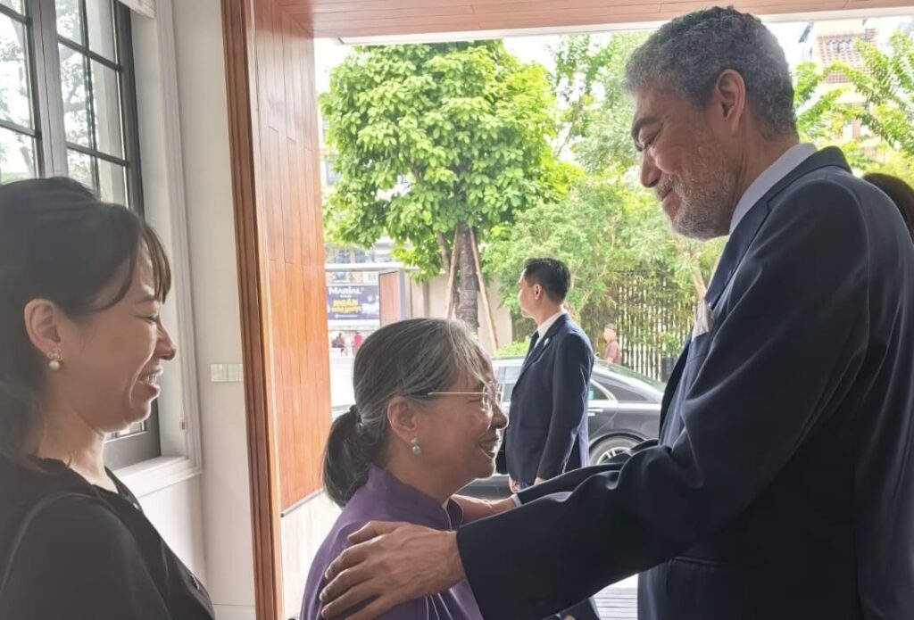 Visitando un gran amigo en su morada eterna - VN